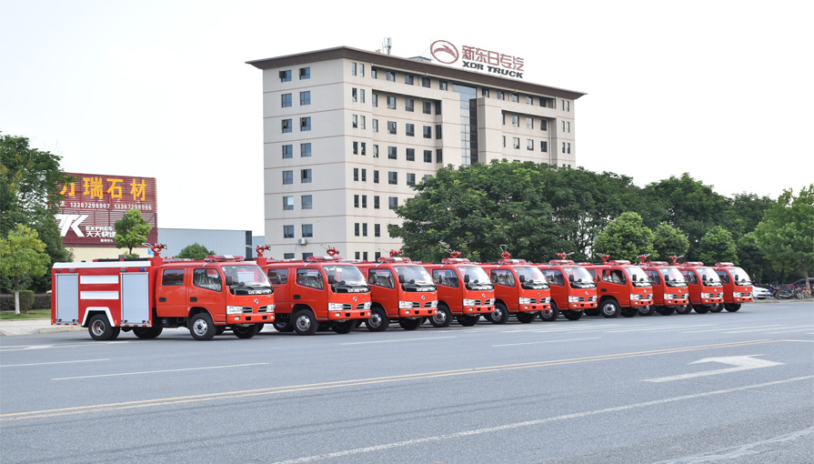 来自江苏的客户自提东风后双桥消防洒水车