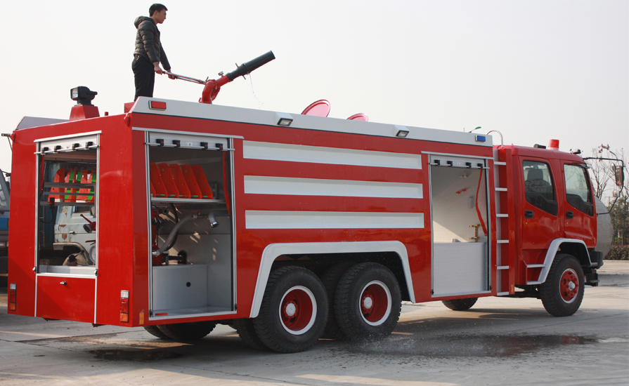 消防车厂家谈谈泡沫消防车泡沫液的灭火作用和原理
