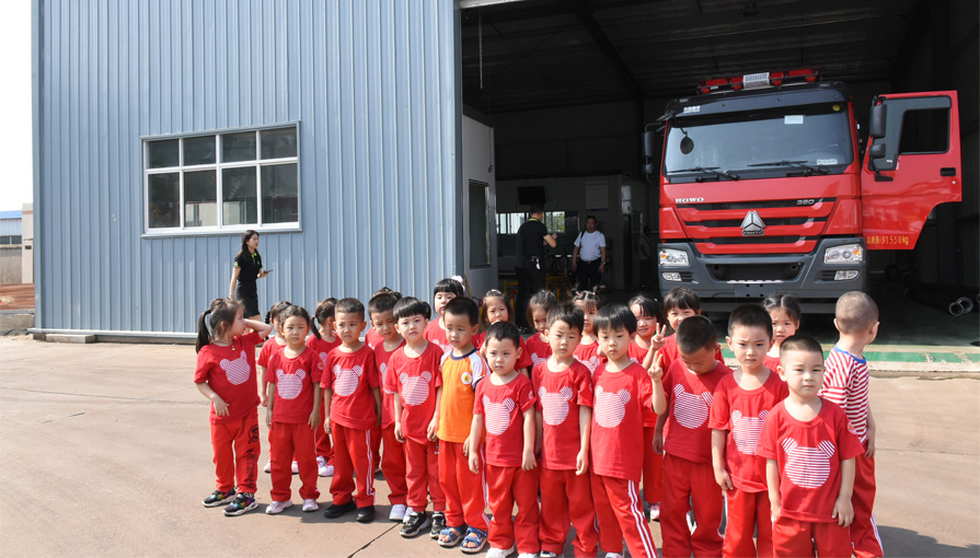 随州外国语学校师生莅临新东日专汽学习专用汽车