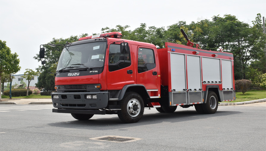 消防车厂家新东日专汽为大家讲解消防车在冬季行驶如何做好防滑
