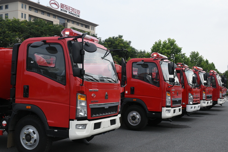 六辆重汽豪沃水罐洒水车 检验合格准备发车