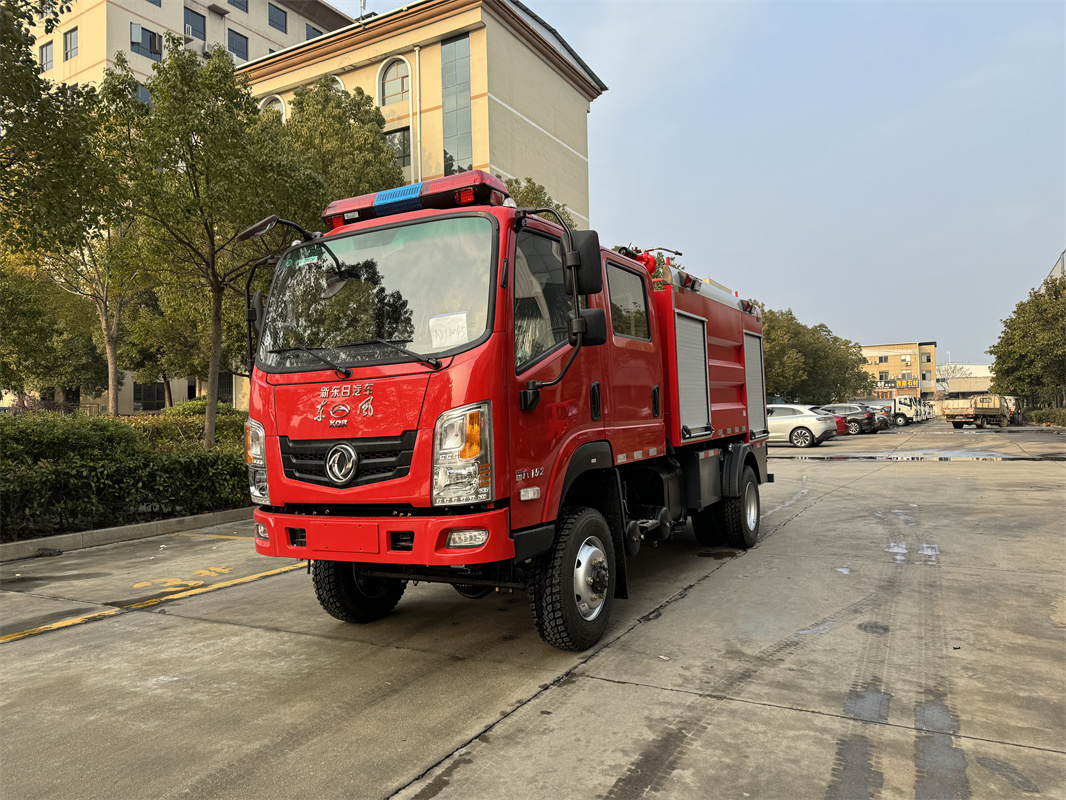 新东日牌 国六 四驱东风多利卡水罐消防车