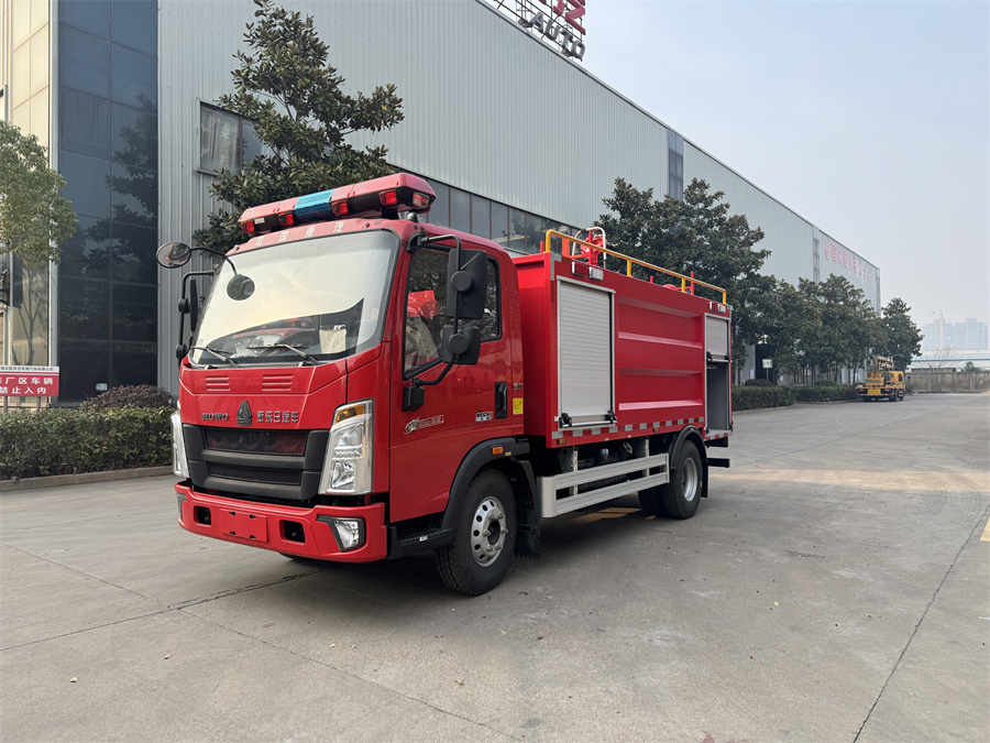 新东日牌 国六 4.1吨豪沃轻卡水罐消防车